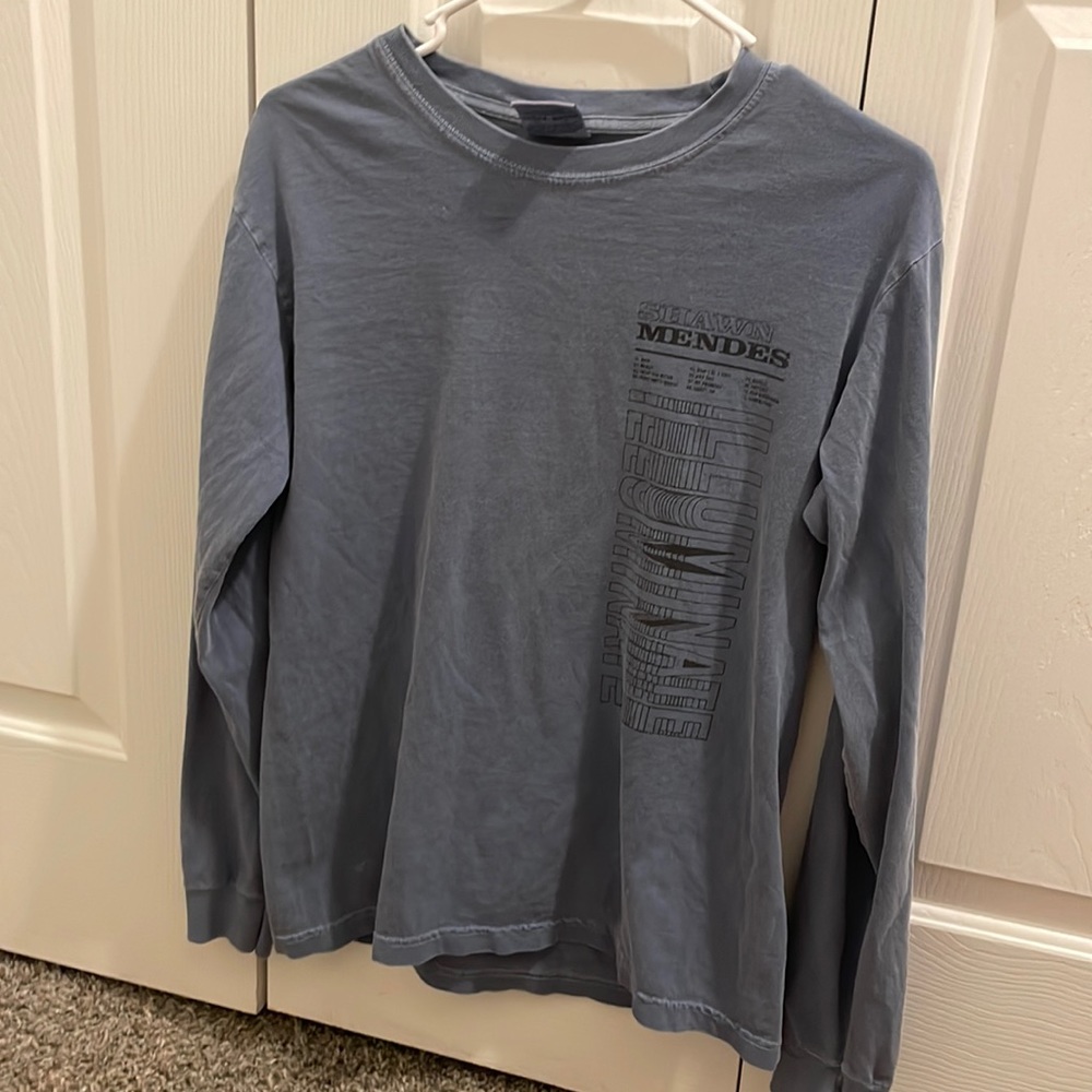 Shawn amended ILLUMINATE tour, long sleeve